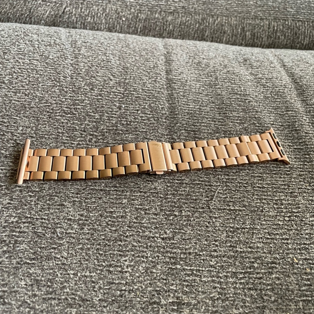 Apple smartwatch band (rose gold)